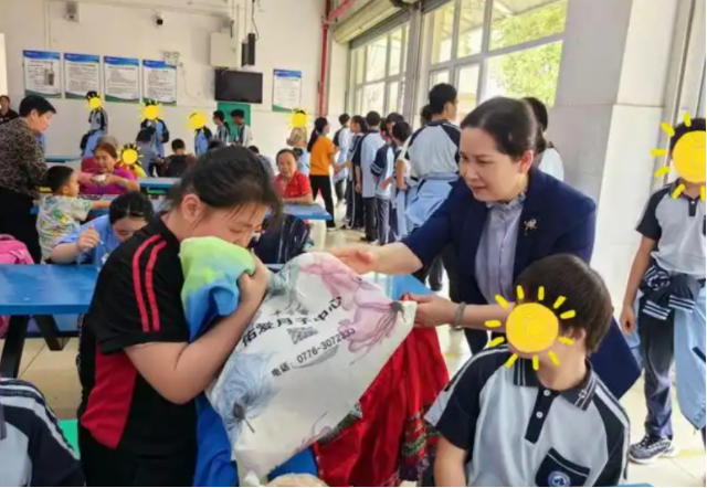 落实根底教育阶段积极推进残疾学生享有15年免费教育