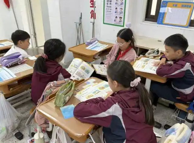 将课堂真实交还学生数学课上学生化身校园测量师实地测量