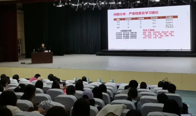 学生课堂上的专心投入文明有序生动展现了校园养成教育的育人